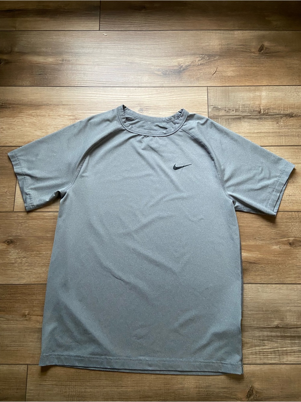 Nike Men’s Light Gray Short-Sleeve Athletic Tee